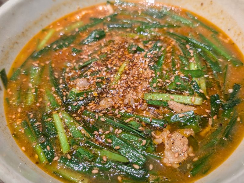 刻んだニラとごま、ひき肉をたっぷりのせたスープカレー