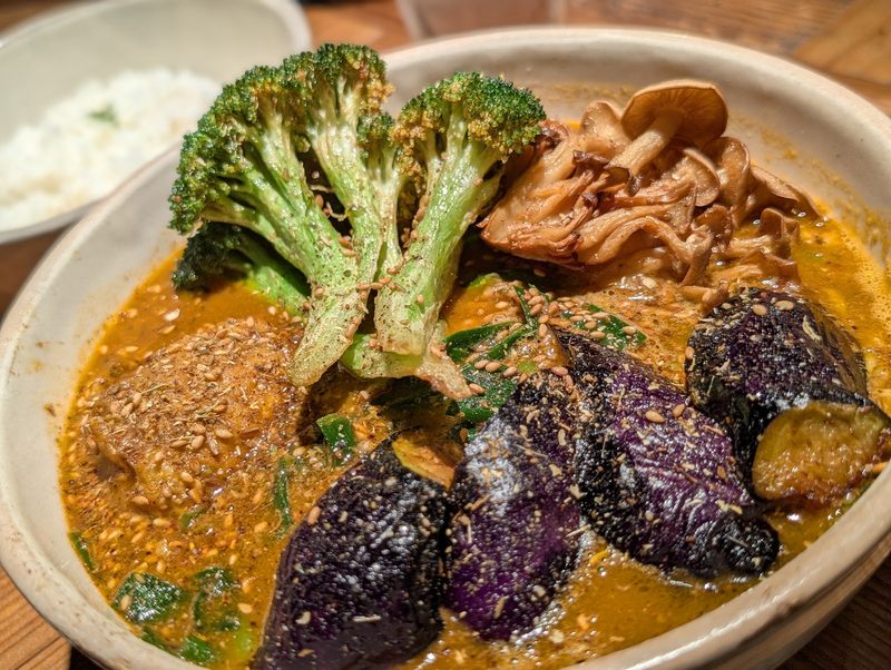ブロッコリーや揚げなす、きのこをのせたスープカレー