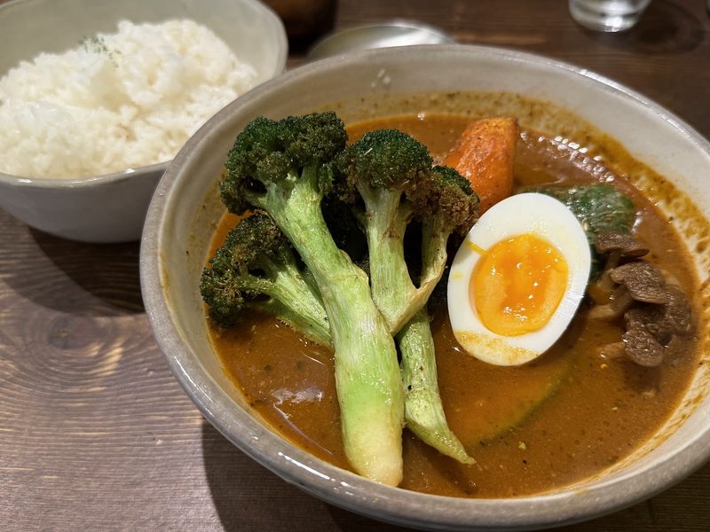 ブロッコリーとゆで卵がのったスープカレーとご飯