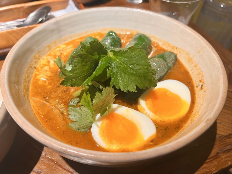 三つ葉とゆで卵をのせたスープカレー