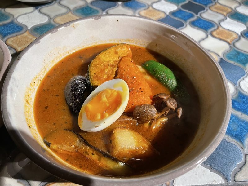 揚げ野菜とゆで卵が入ったスープカレー
