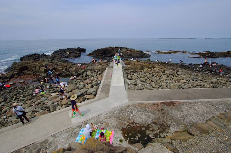 日本海に面した黄金岬の岩場と遊歩道
